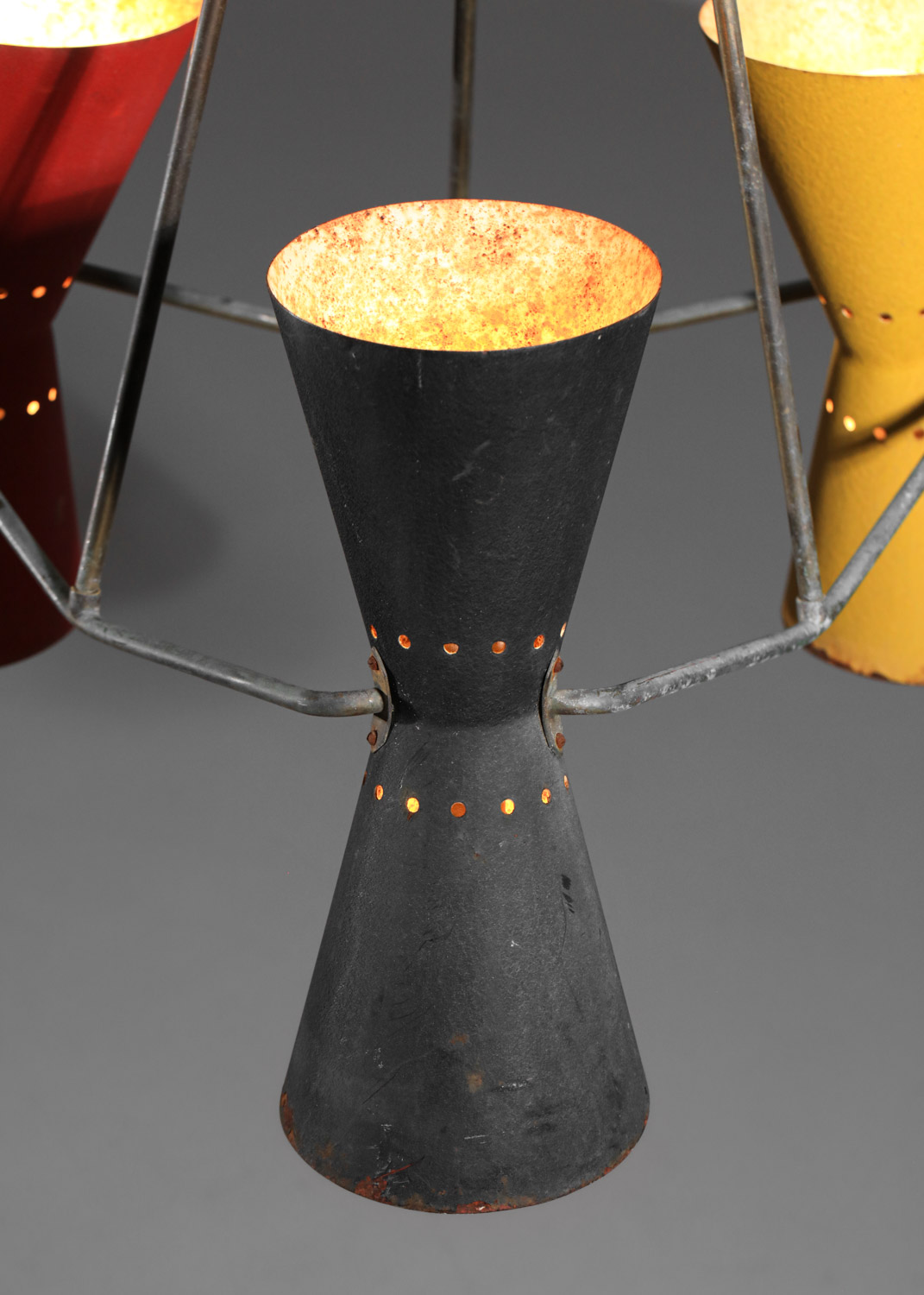 lustre 3 reflecteurs diabolos des années 50 non identifié rouge jaune noir - J467 lustre 3 reflecteurs diabolos des années 50 non identifié rouge jaune noir - J467