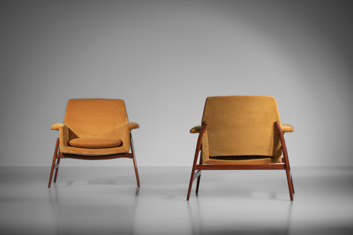 Paire de fauteuils attribués à Gianfranco Frattini en velours des années 1950 - I175 Paire de fauteuils attribués à Gianfranco Frattini en velours des années 1950 - I175