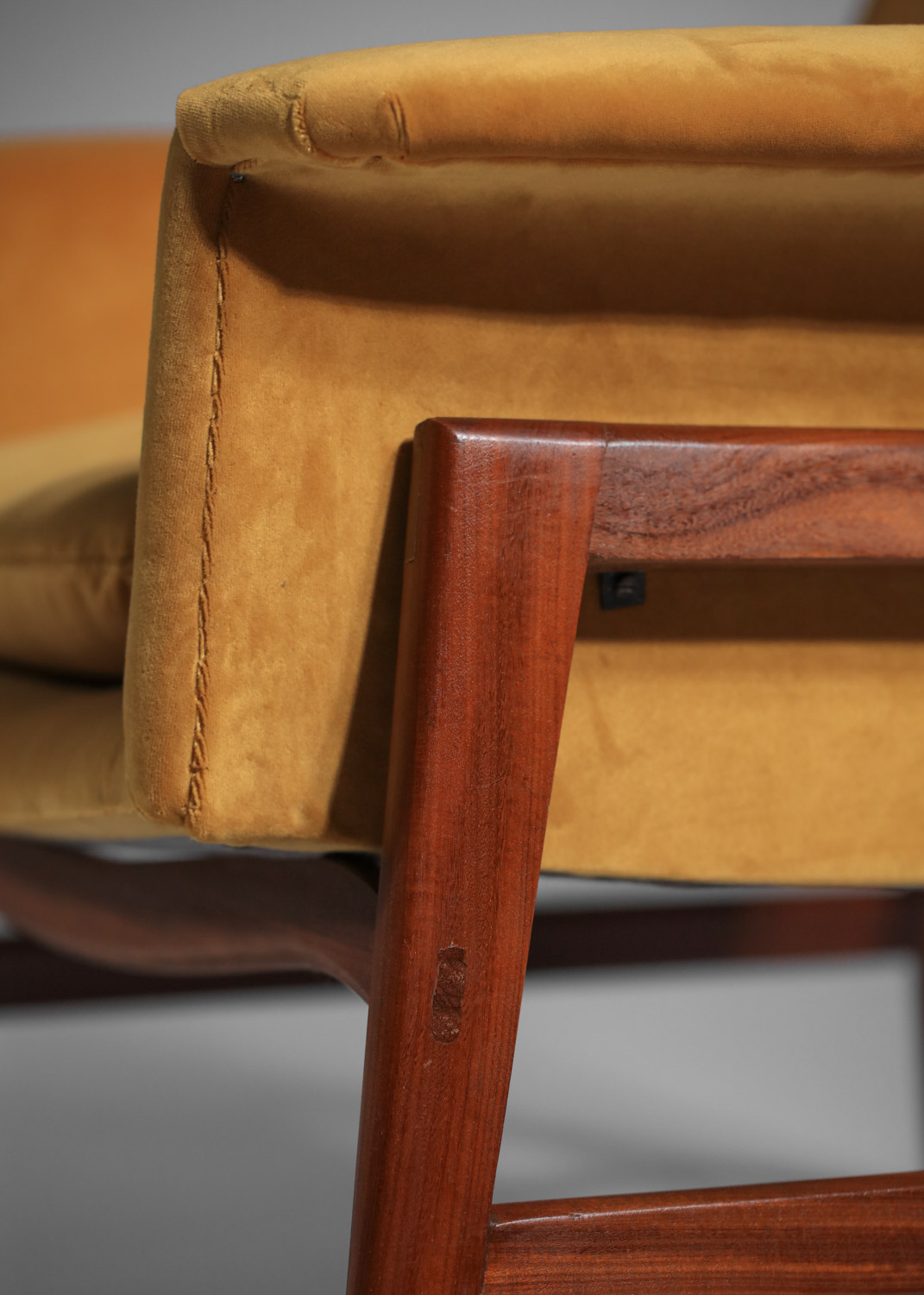 Paire de fauteuils attribués à Gianfranco Frattini en velours des années 1950 - I175 Paire de fauteuils attribués à Gianfranco Frattini en velours des années 1950 - I175