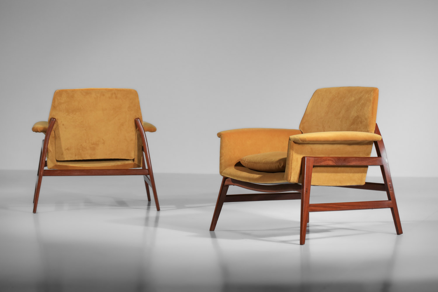 Paire de fauteuils attribués à Gianfranco Frattini en velours des années 1950 - I175 Paire de fauteuils attribués à Gianfranco Frattini en velours des années 1950 - I175