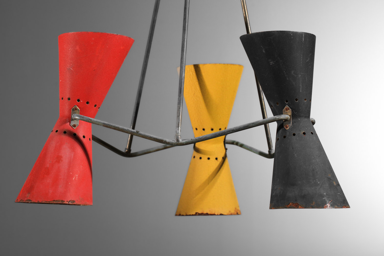 lustre 3 reflecteurs diabolos des années 50 non identifié rouge jaune noir - J467 lustre 3 reflecteurs diabolos des années 50 non identifié rouge jaune noir - J467