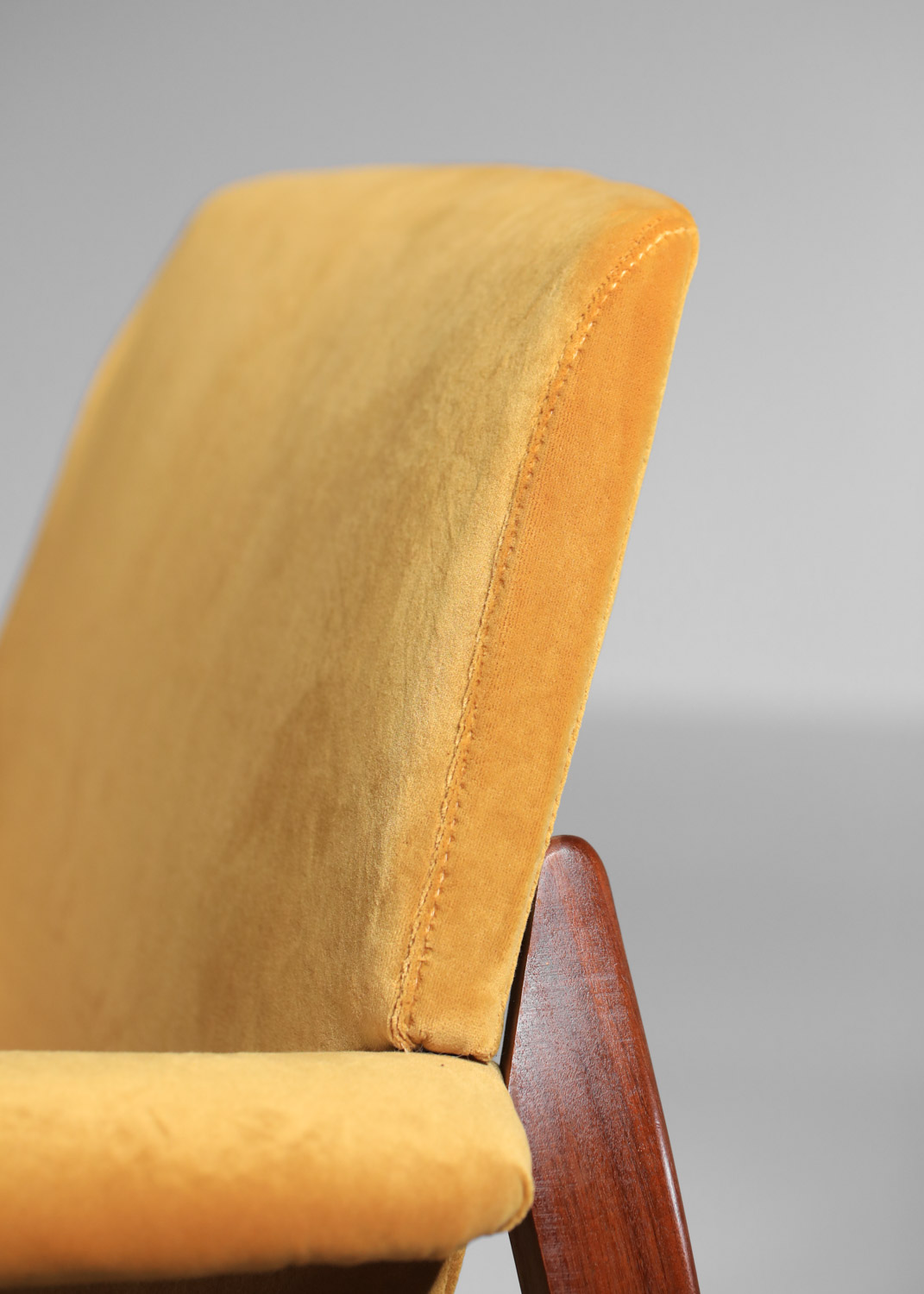 Paire de fauteuils attribués à Gianfranco Frattini en velours des années 1950 - I175 Paire de fauteuils attribués à Gianfranco Frattini en velours des années 1950 - I175