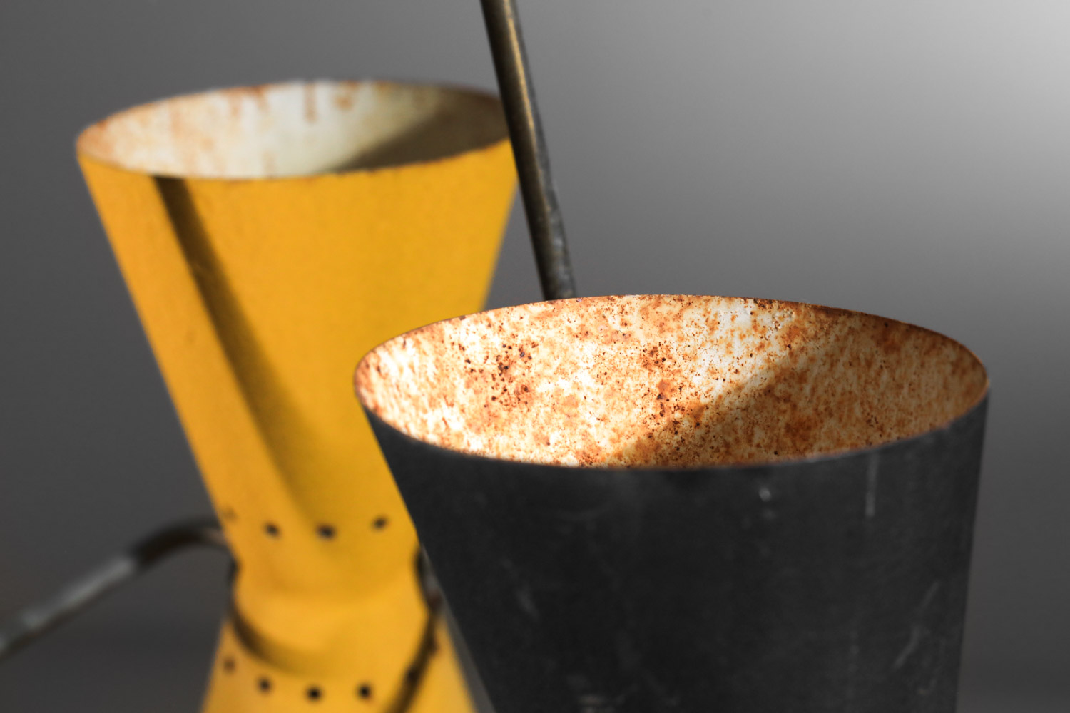 lustre 3 reflecteurs diabolos des années 50 non identifié rouge jaune noir - J467 vlustre 3 reflecteurs diabolos des années 50 non identifié rouge jaune noir - J467