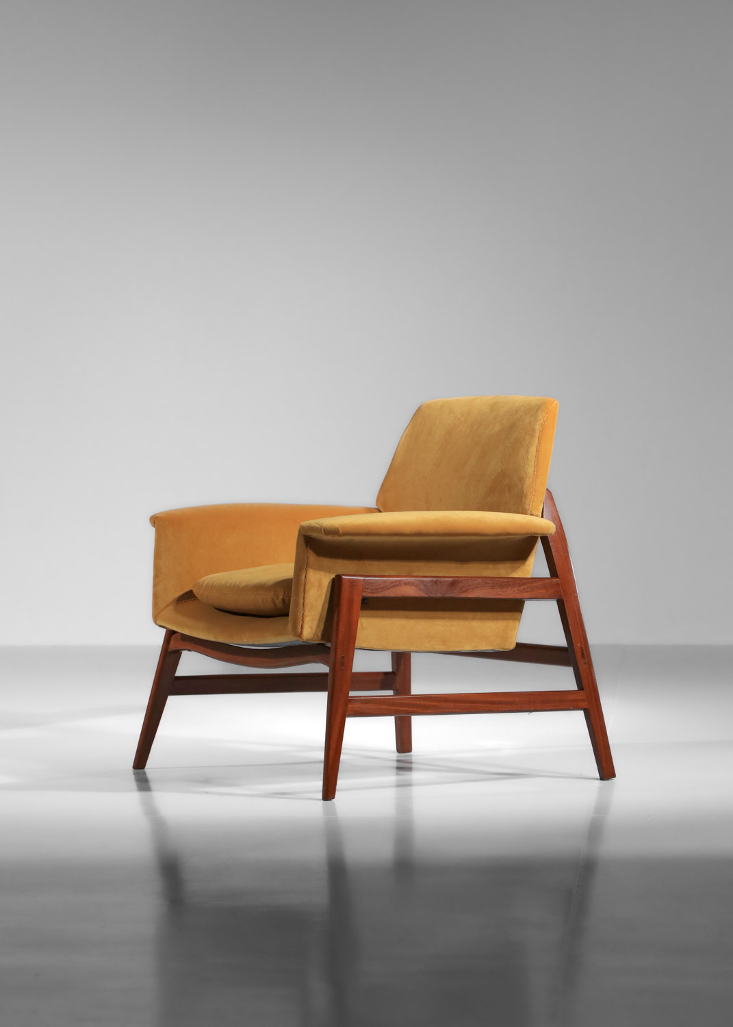 Paire de fauteuils attribués à Gianfranco Frattini en velours des années 1950 - I175 Paire de fauteuils attribués à Gianfranco Frattini en velours des années 1950 - I175