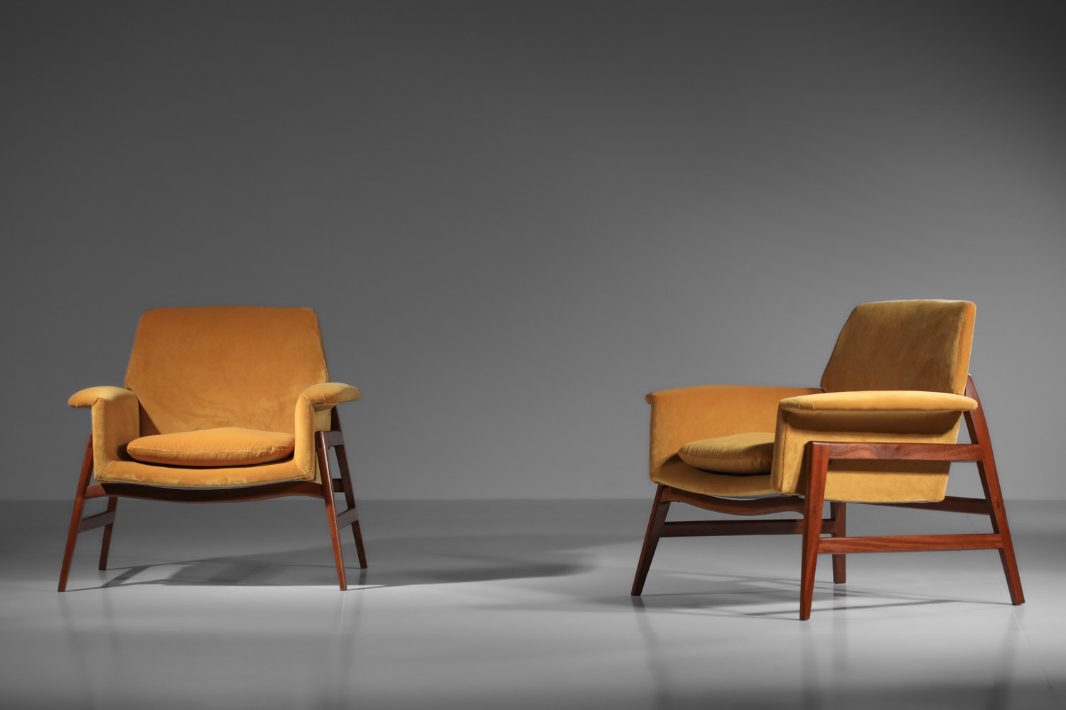 Paire de fauteuils attribués à Gianfranco Frattini en velours des années 1950 - I175 Paire de fauteuils attribués à Gianfranco Frattini en velours des années 1950 - I175