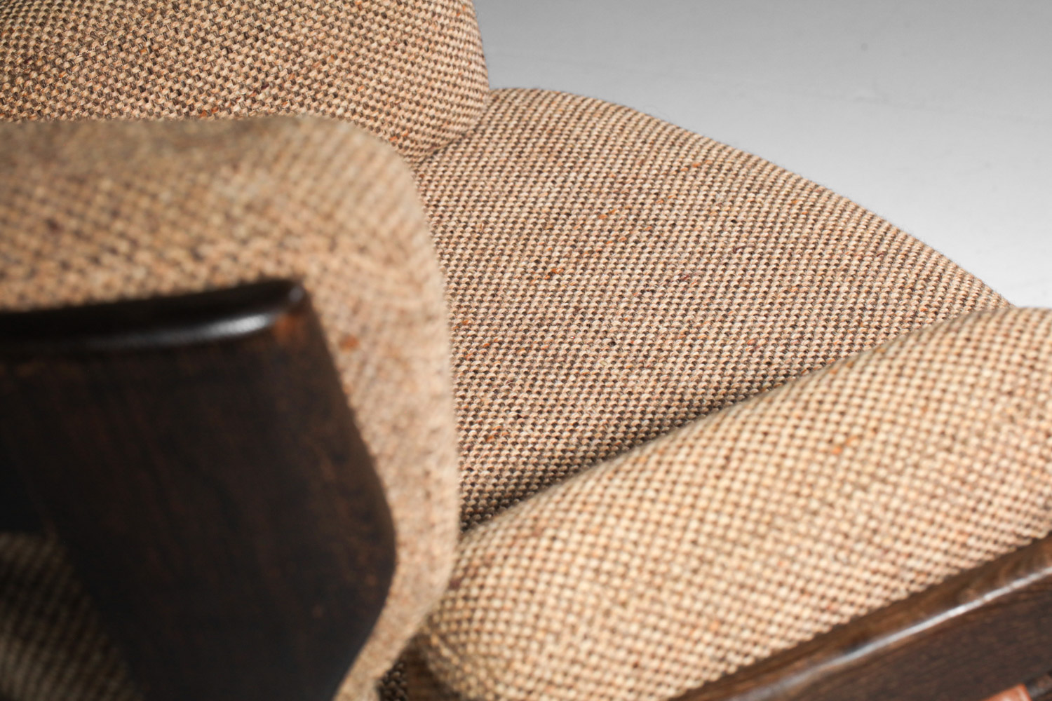 grand fauteuil guillerme et chambron en chêne teinté tissu beige années 60 - J252 bis grand fauteuil guillerme et chambron en chêne teinté tissu beige années 60 - J252 bis