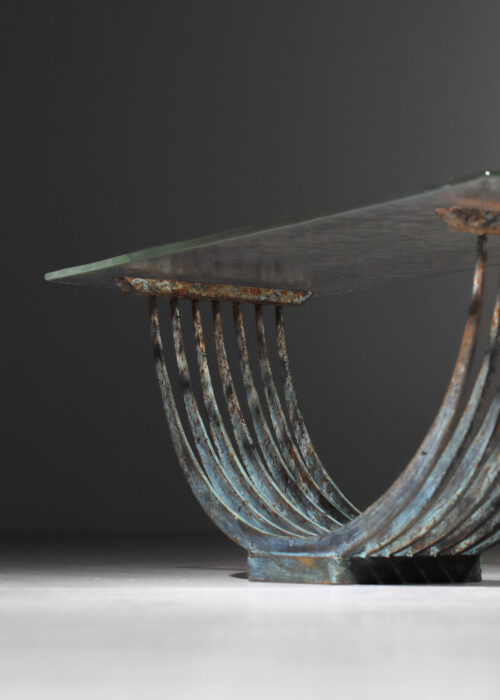petite table basse console en acier patiné et dalle de verre brutaliste