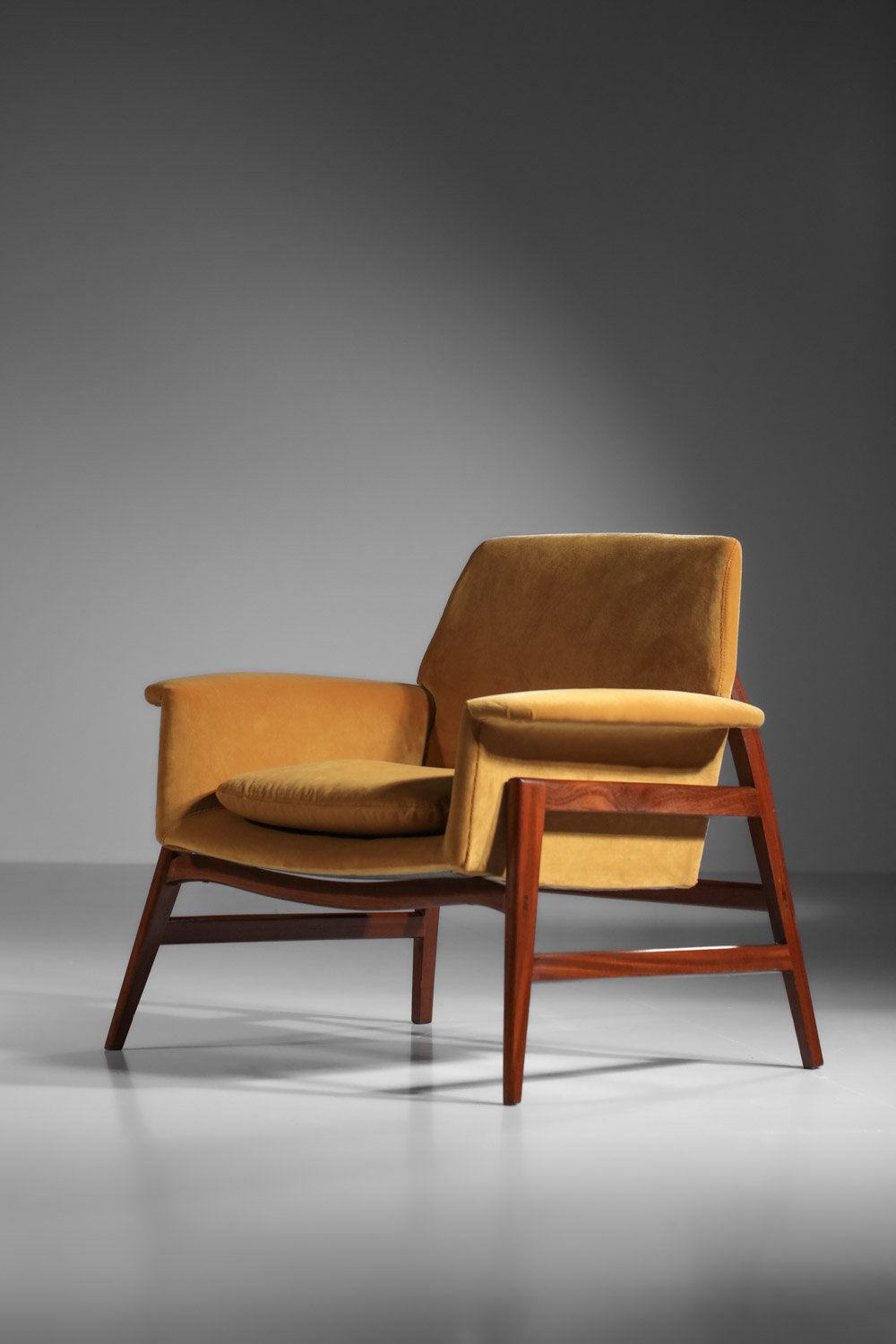 Paire de fauteuils attribués à Gianfranco Frattini en velours des années 1950 - I175 Paire de fauteuils attribués à Gianfranco Frattini en velours des années 1950 - I175