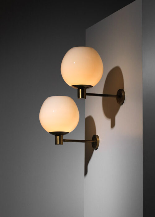 Suite de 4 grandes appliques suédoises en laiton et globes en opaline - J242