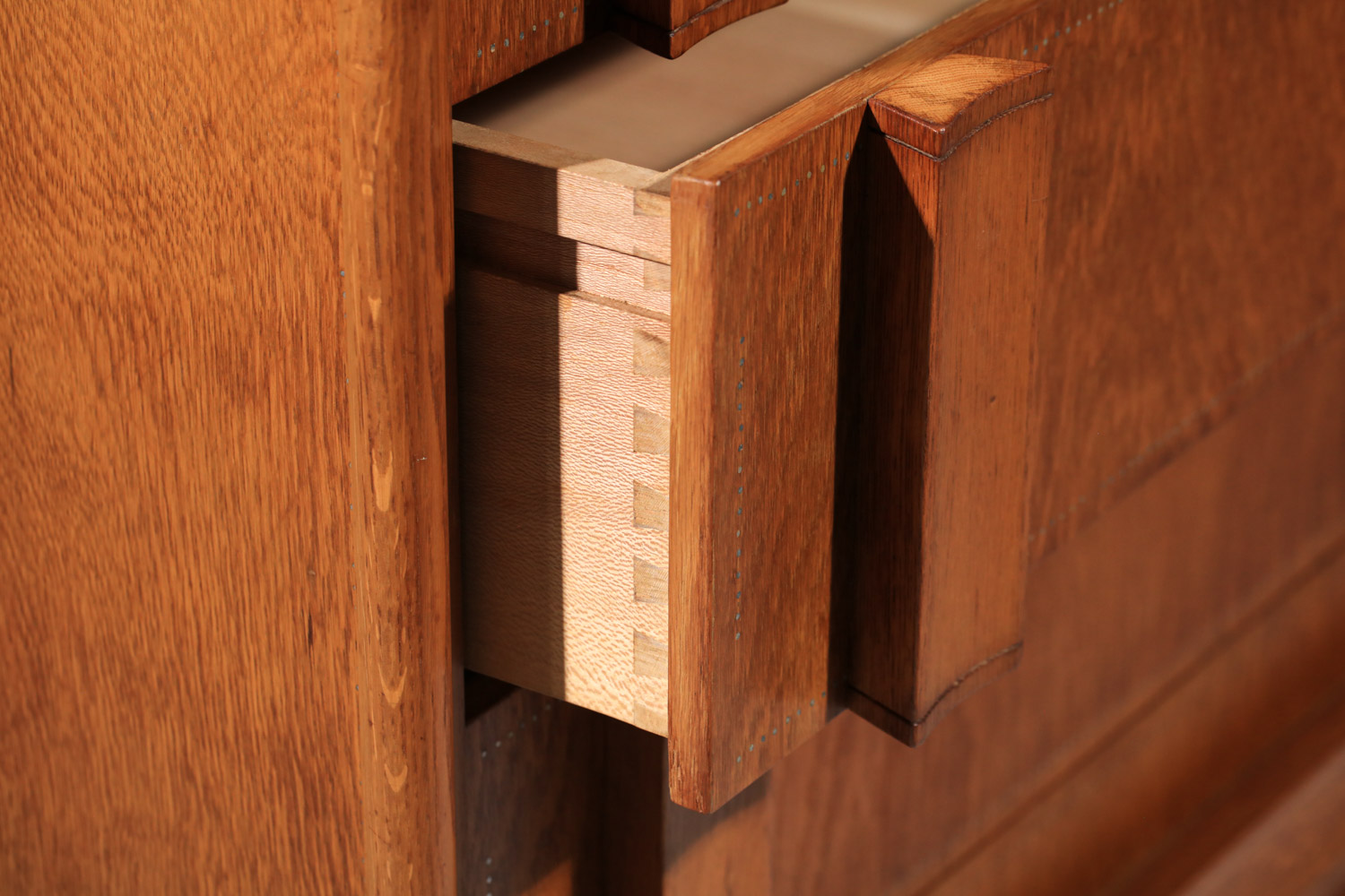 grande commode andré sornay en chêne cérusé des années 40 - J432 grande commode andré sornay en chêne cérusé des années 40 - J432