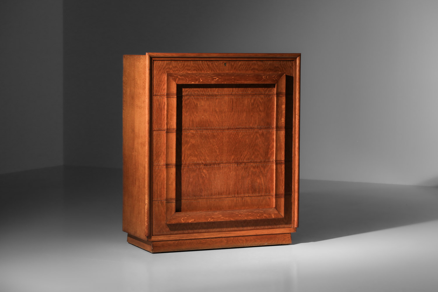 grande commode andré sornay en chêne cérusé des années 40 - J432 grande commode andré sornay en chêne cérusé des années 40 - J432