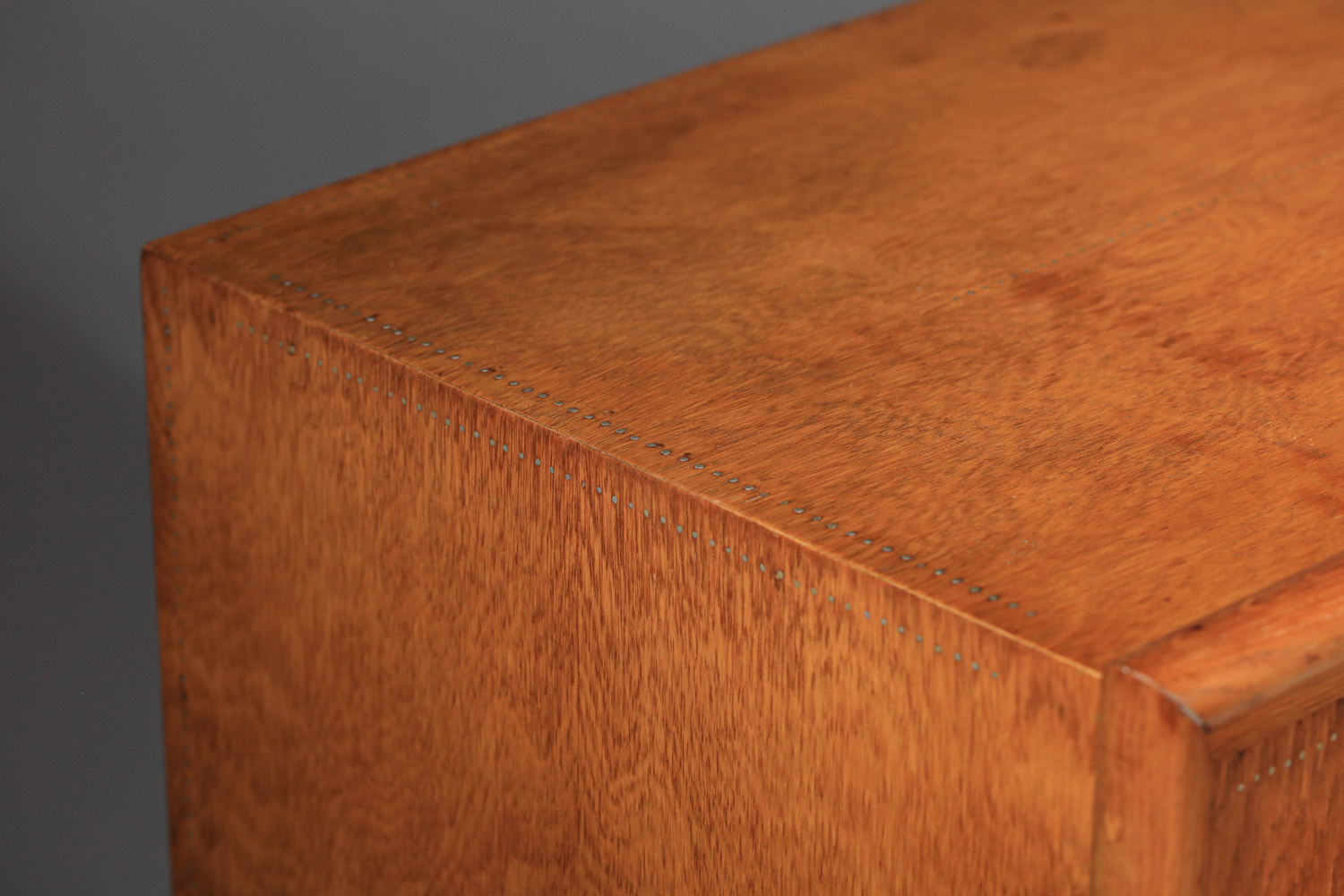 grande commode andré sornay en chêne cérusé des années 40 - J432 grande commode andré sornay en chêne cérusé des années 40 - J432