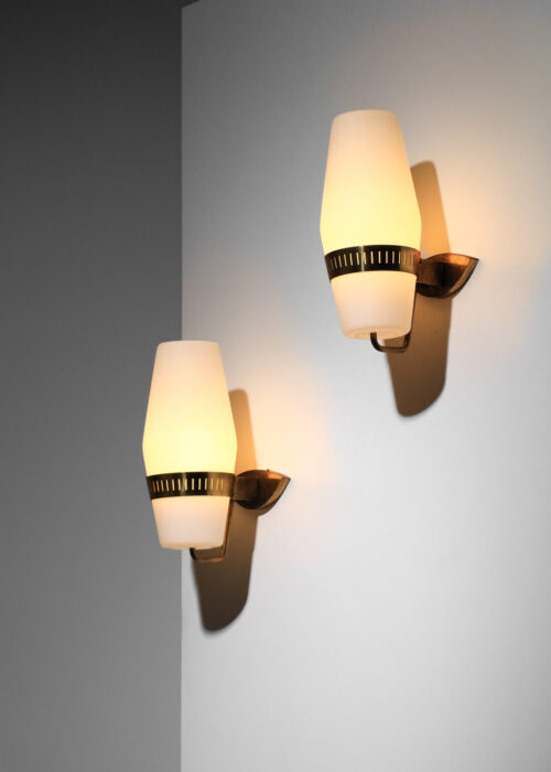 paire d'appliques italiennes stilnovo modèle 2078 en laiton et opaline années 60 - J344