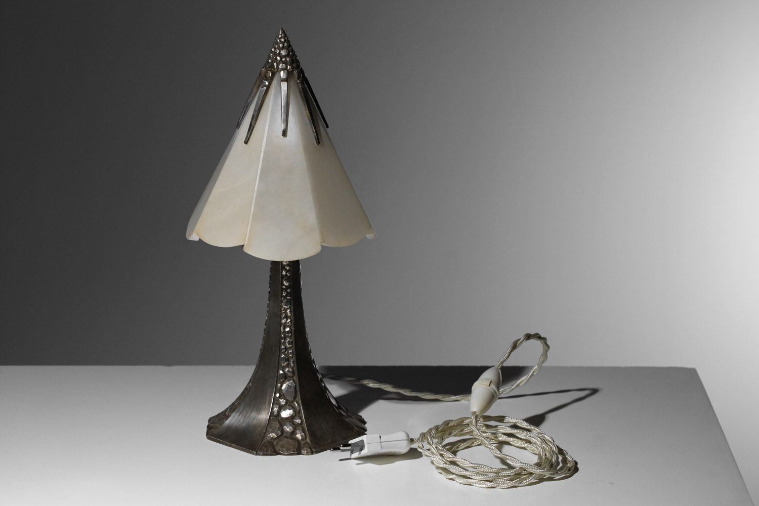 petite lampe de table albert cheuret en bronze nickelé et albatre - J349 petite lampe de table albert cheuret en bronze nickelé et albatre - J349