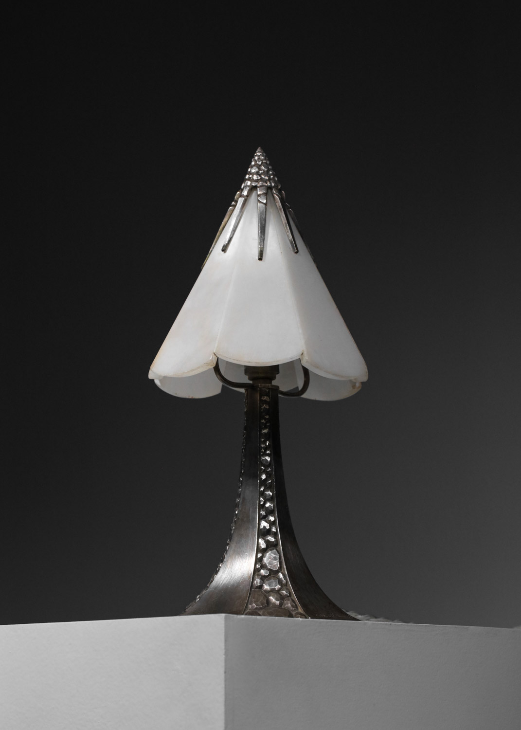 petite lampe de table albert cheuret en bronze nickelé et albatre - J349 petite lampe de table albert cheuret en bronze nickelé et albatre - J349