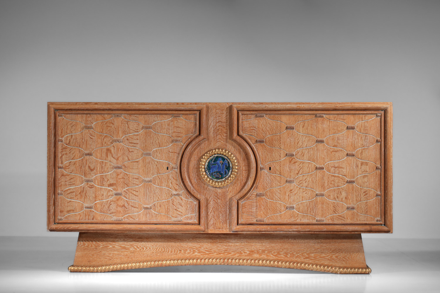 petit buffet enfilade rené et gilbert schmitt en chêne cérusé à décor géometrique et médaillon années 40 - J009 petit buffet enfilade rené et gilbert schmitt en chêne cérusé à décor géometrique et médaillon années 40 - J009