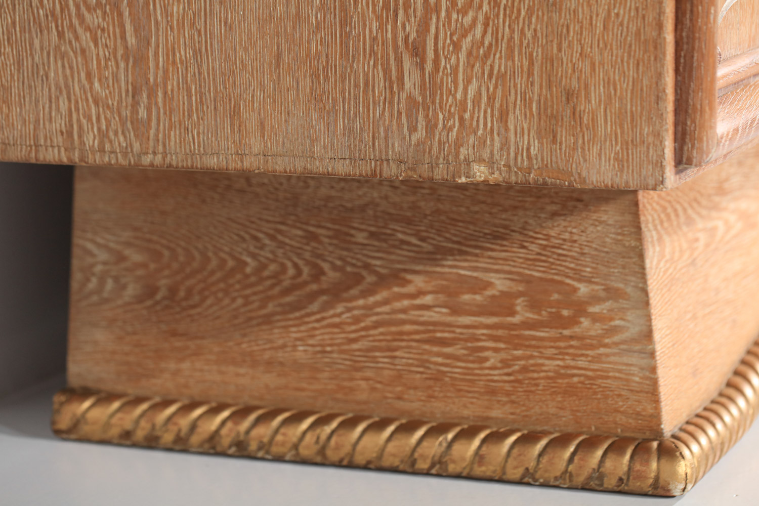 petit buffet enfilade rené et gilbert schmitt en chêne cérusé à décor géometrique et médaillon années 40 - J009 petit buffet enfilade rené et gilbert schmitt en chêne cérusé à décor géometrique et médaillon années 40 - J009