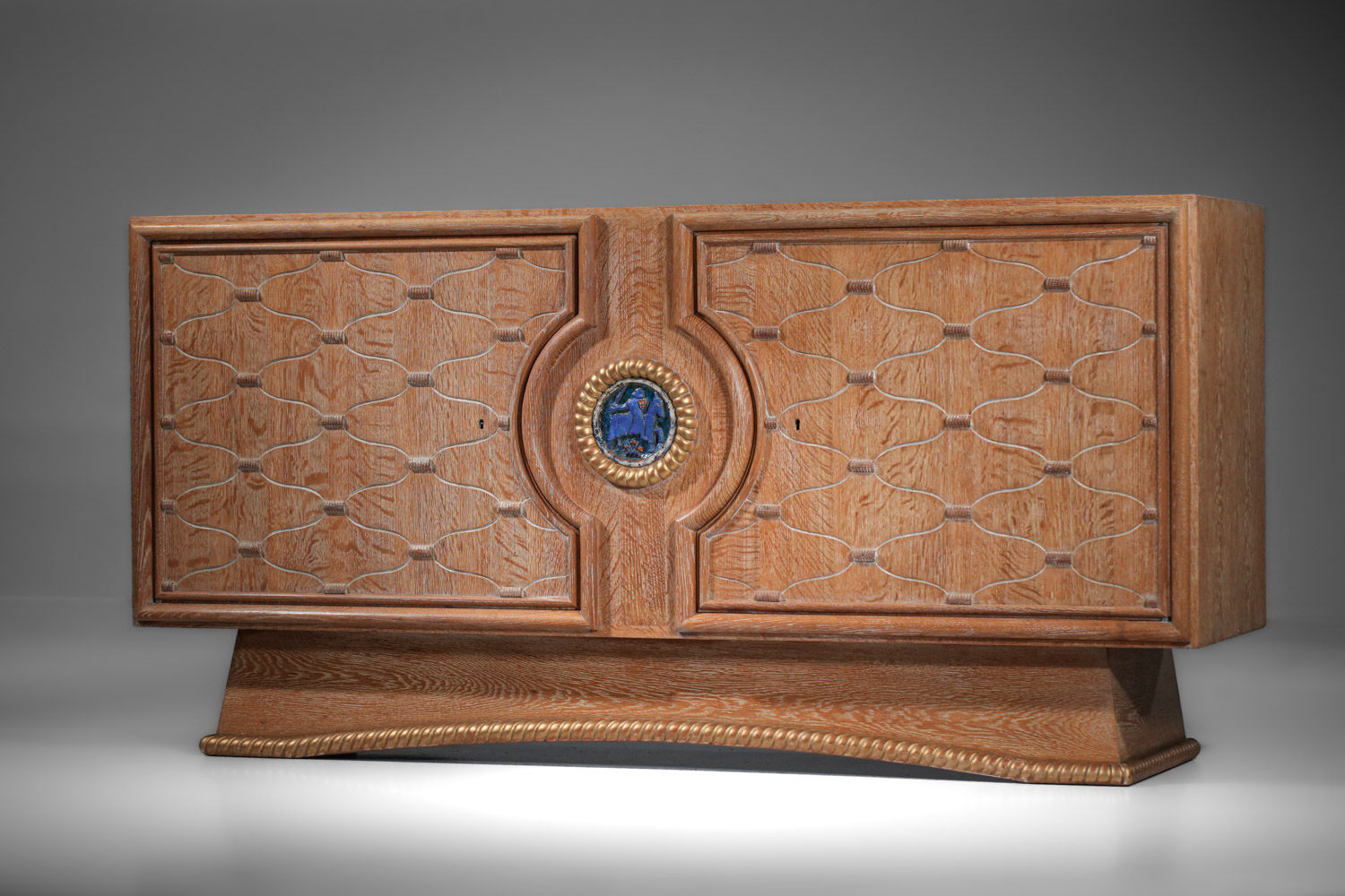 petit buffet enfilade rené et gilbert schmitt en chêne cérusé à décor géometrique et médaillon années 40 - J009 petit buffet enfilade rené et gilbert schmitt en chêne cérusé à décor géometrique et médaillon années 40 - J009