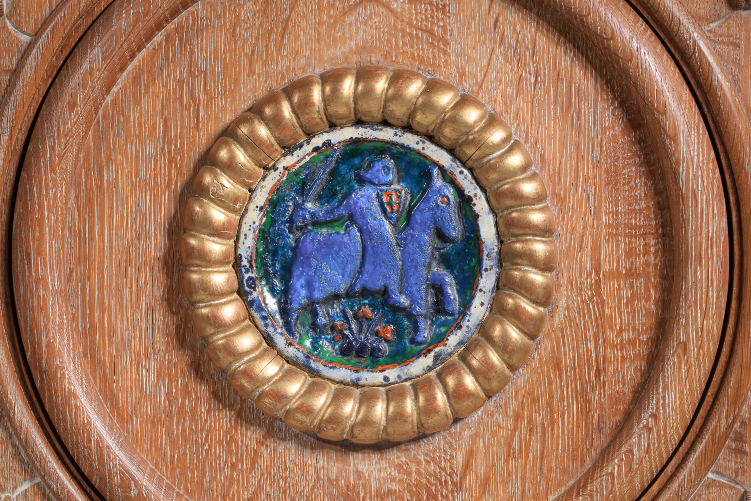 petit buffet enfilade rené et gilbert schmitt en chêne cérusé à décor géometrique et médaillon années 40 - J009 petit buffet enfilade rené et gilbert schmitt en chêne cérusé à décor géometrique et médaillon années 40 - J009