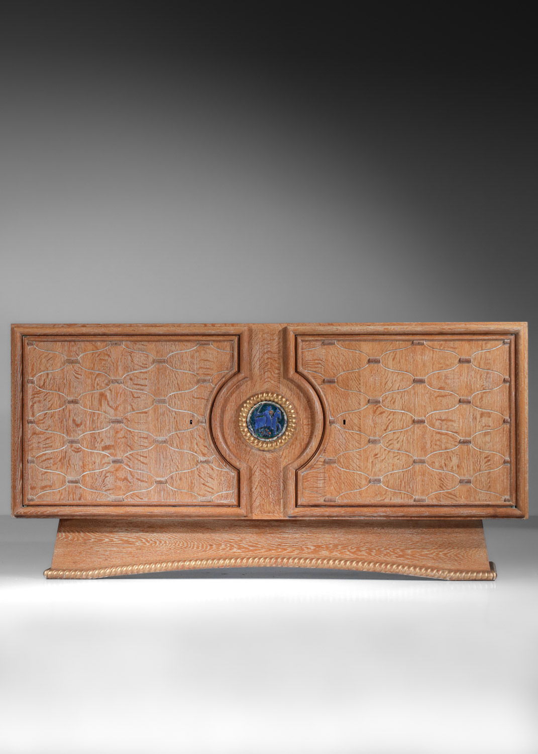 petit buffet enfilade rené et gilbert schmitt en chêne cérusé à décor géometrique et médaillon années 40 - J009 petit buffet enfilade rené et gilbert schmitt en chêne cérusé à décor géometrique et médaillon années 40 - J009