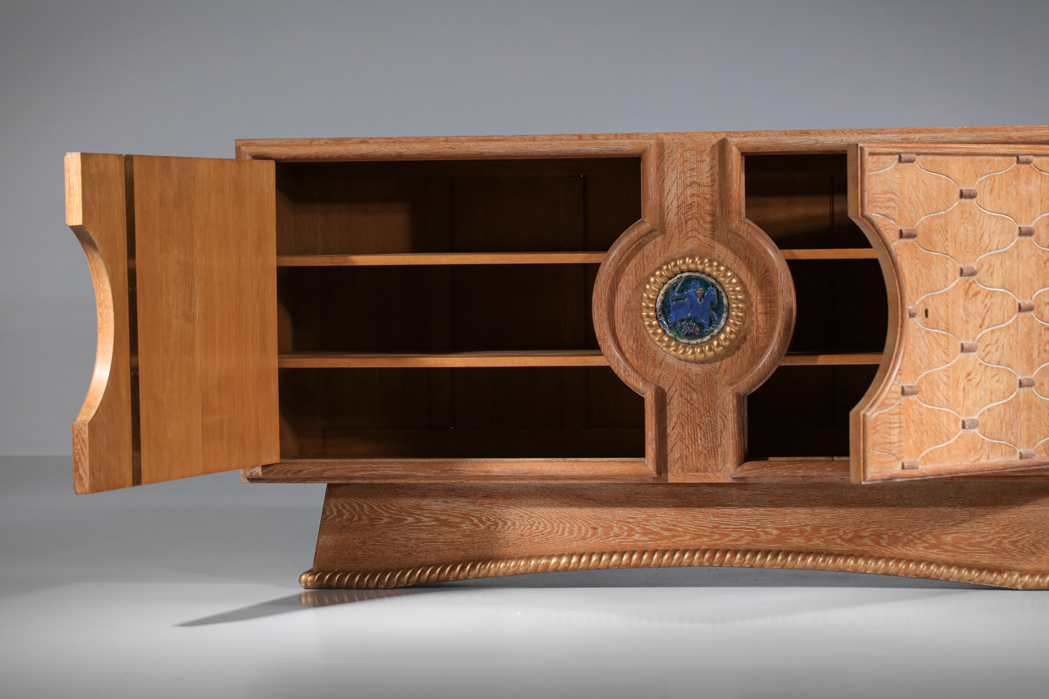 petit buffet enfilade rené et gilbert schmitt en chêne cérusé à décor géometrique et médaillon années 40 - J009 petit buffet enfilade rené et gilbert schmitt en chêne cérusé à décor géometrique et médaillon années 40 - J009