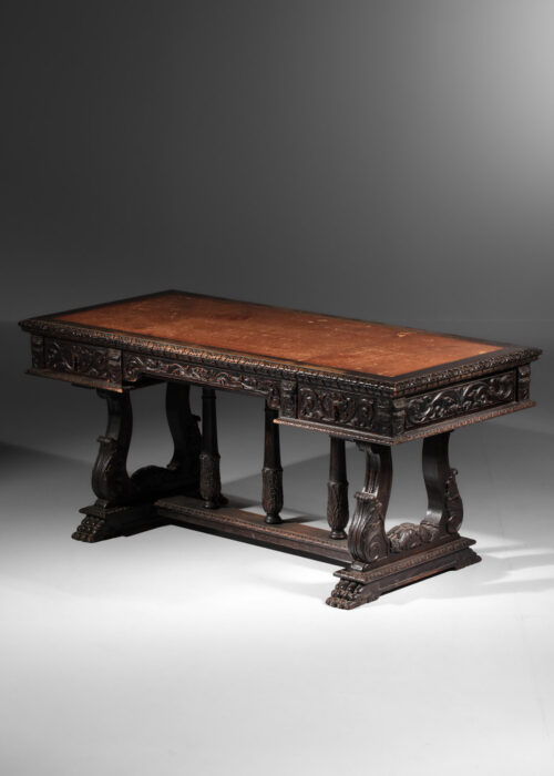 bureau en chêne richement sculpté style renaissance sous main en cuir