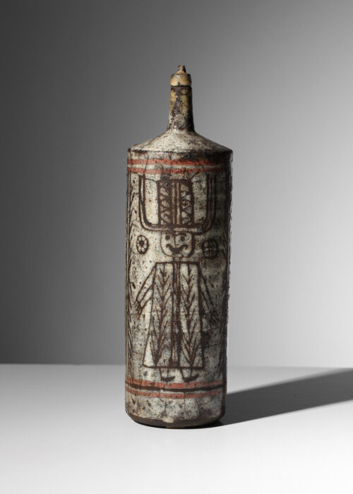 bouteille en céramique jean derval à décor de personnage - J556