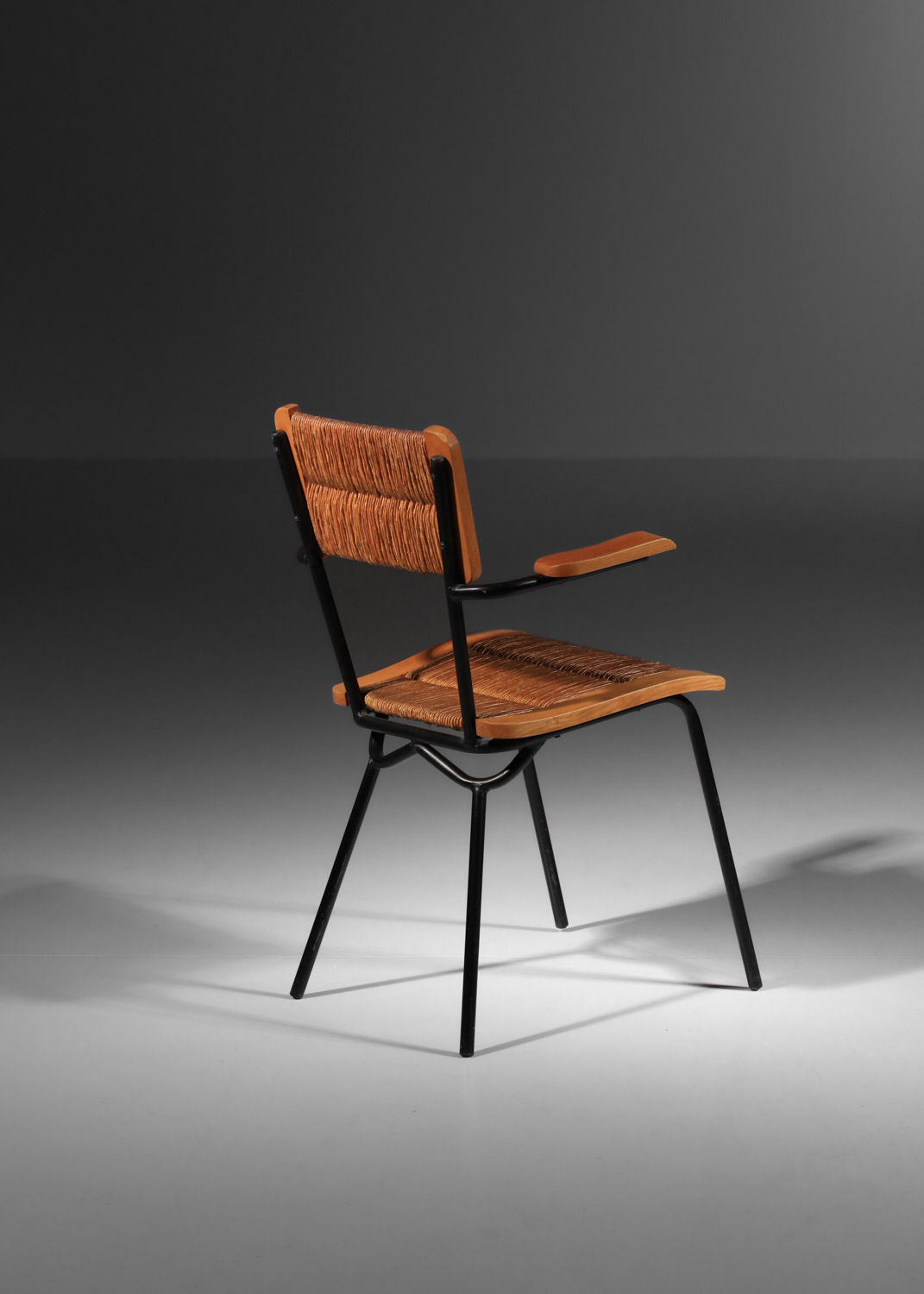 Suite de 4 chaises paillées des années 60 structure en acier tubulaire noir française - J392 Suite de 4 chaises paillées des années 60 structure en acier tubulaire noir française - J392