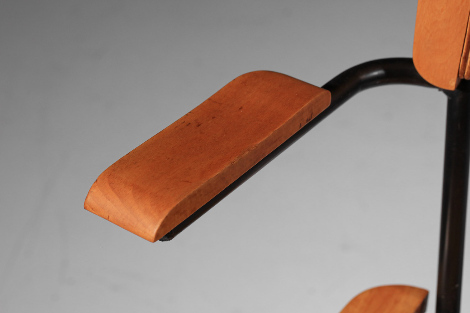 Suite de 4 chaises paillées des années 60 structure en acier tubulaire noir française - J392 Suite de 4 chaises paillées des années 60 structure en acier tubulaire noir française - J392