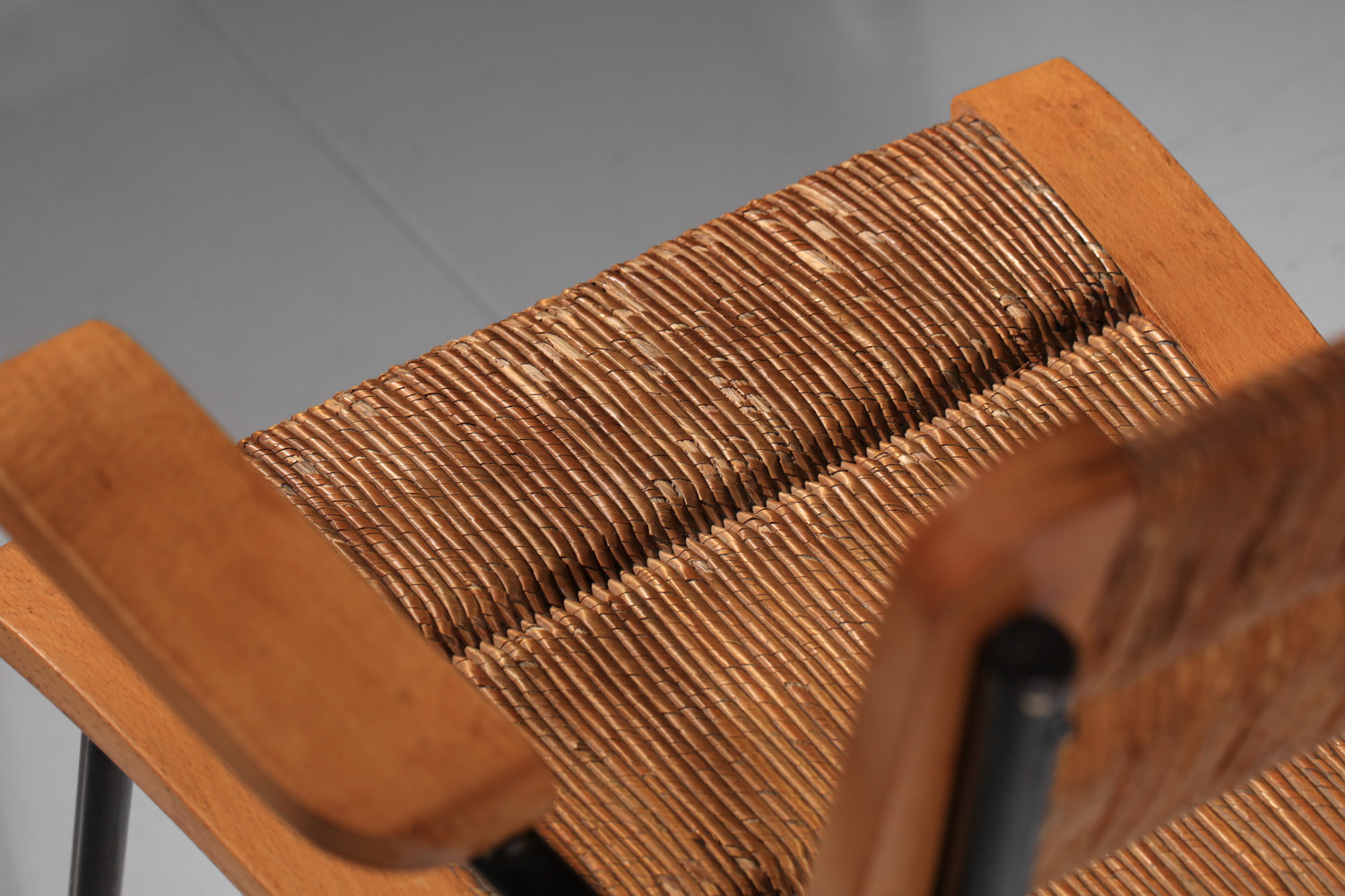 Suite de 4 chaises paillées des années 60 structure en acier tubulaire noir française - J392 Suite de 4 chaises paillées des années 60 structure en acier tubulaire noir française - J392