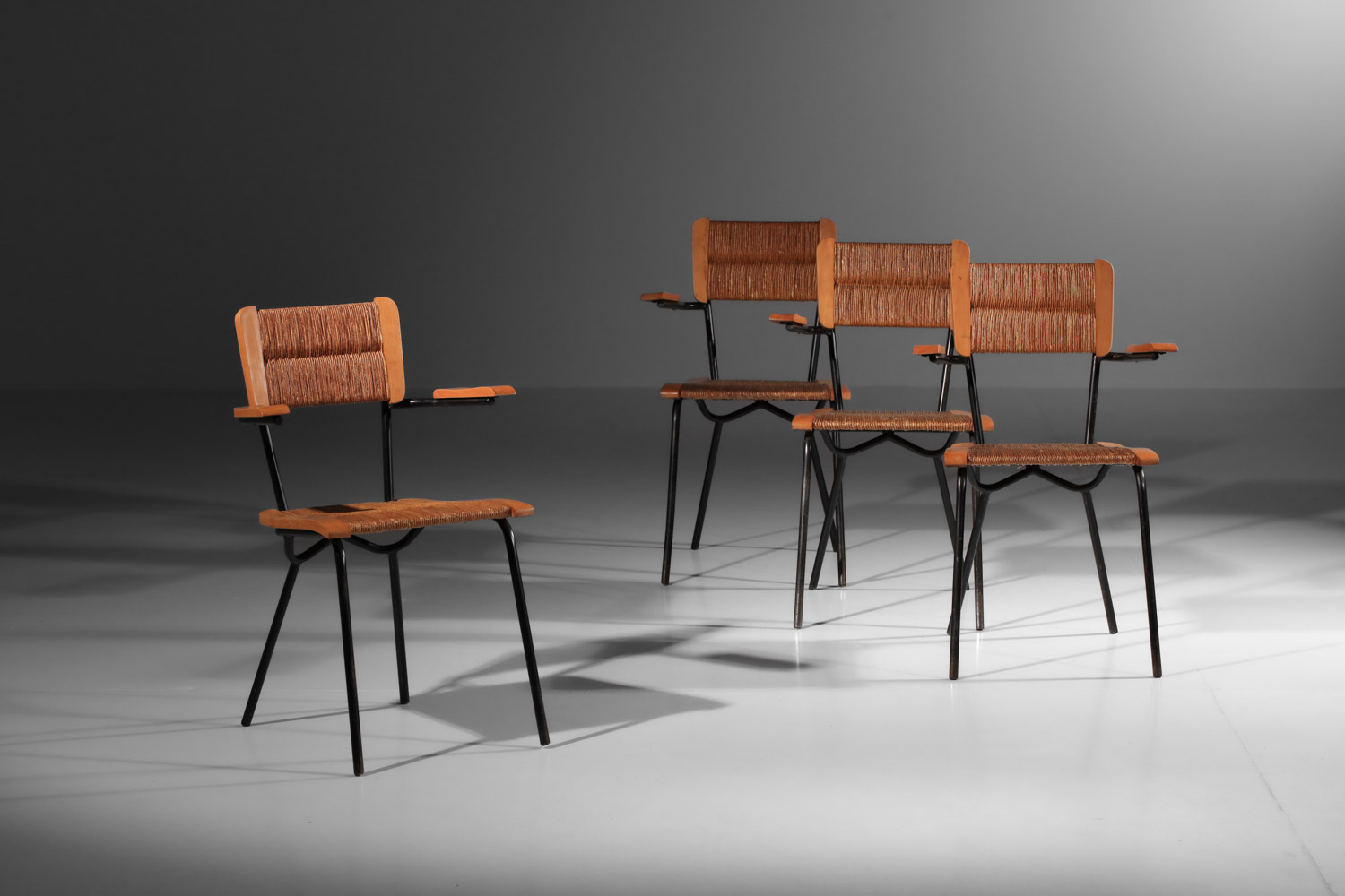 Suite de 4 chaises paillées des années 60 structure en acier tubulaire noir française - J392 Suite de 4 chaises paillées des années 60 structure en acier tubulaire noir française - J392