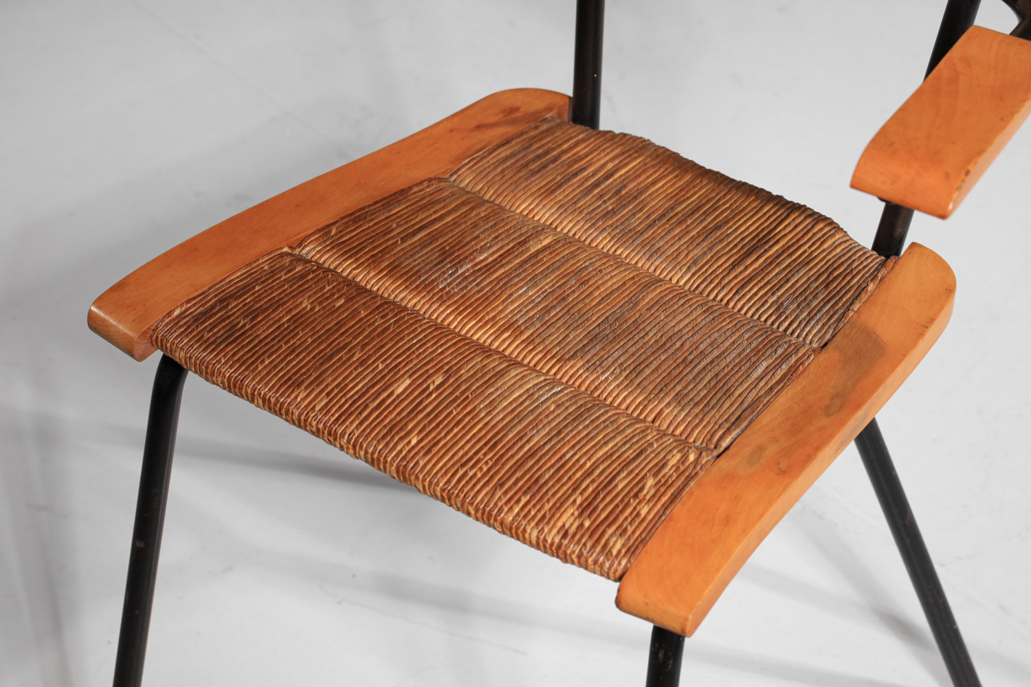 Suite de 4 chaises paillées des années 60 structure en acier tubulaire noir française - J392 Suite de 4 chaises paillées des années 60 structure en acier tubulaire noir française - J392