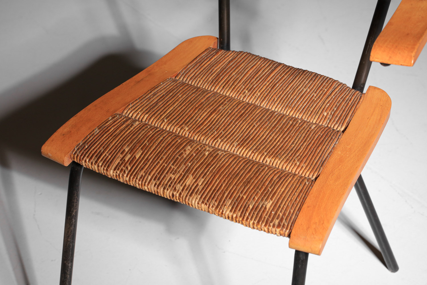 Suite de 4 chaises paillées des années 60 structure en acier tubulaire noir française - J392 Suite de 4 chaises paillées des années 60 structure en acier tubulaire noir française - J392