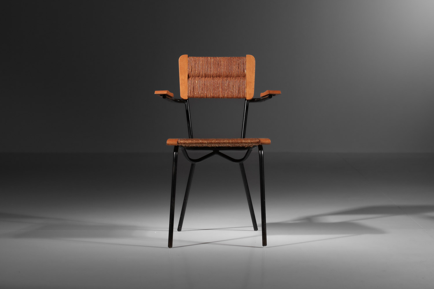 Suite de 4 chaises paillées des années 60 structure en acier tubulaire noir française - J392 Suite de 4 chaises paillées des années 60 structure en acier tubulaire noir française - J392