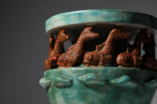 vase art déco à décor de poissons sculptés non identifié