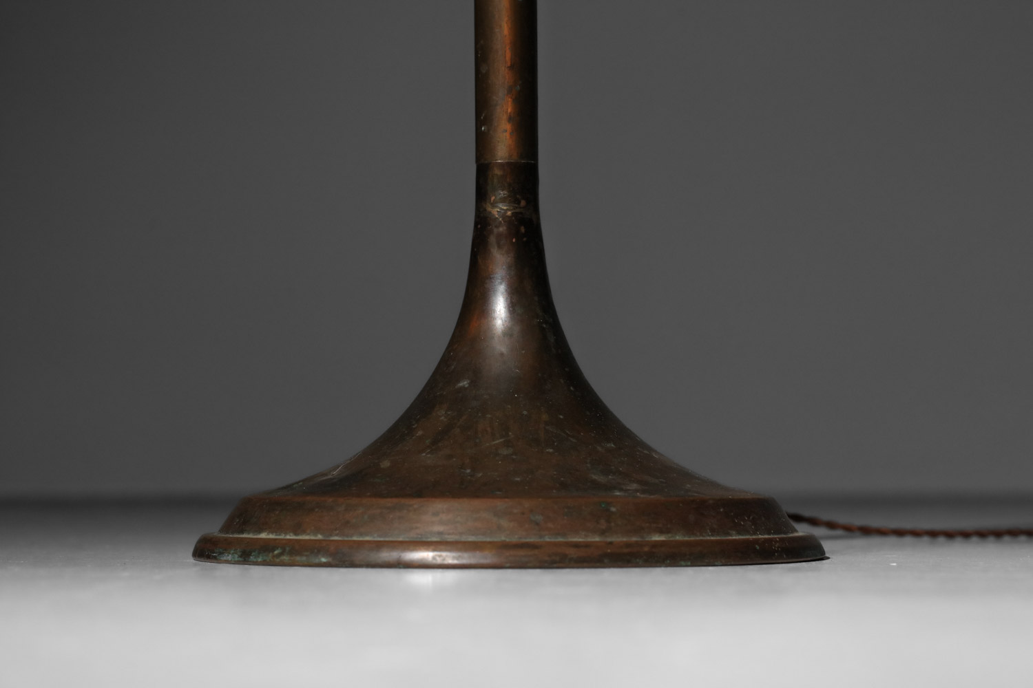 lampadaire italien des années 30 40 en cuivre patiné G197 lampadaire italien des années 30 40 en cuivre patiné G197