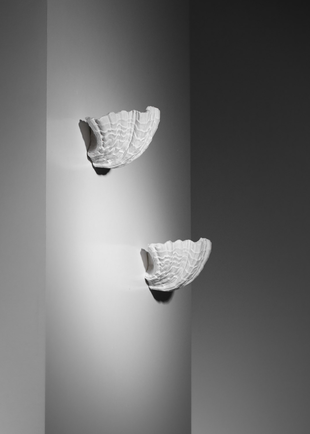 paire d'appliques en plâtre des années 40 attr serge roche - J399 paire d'appliques en plâtre des années 40 attr serge roche - J399