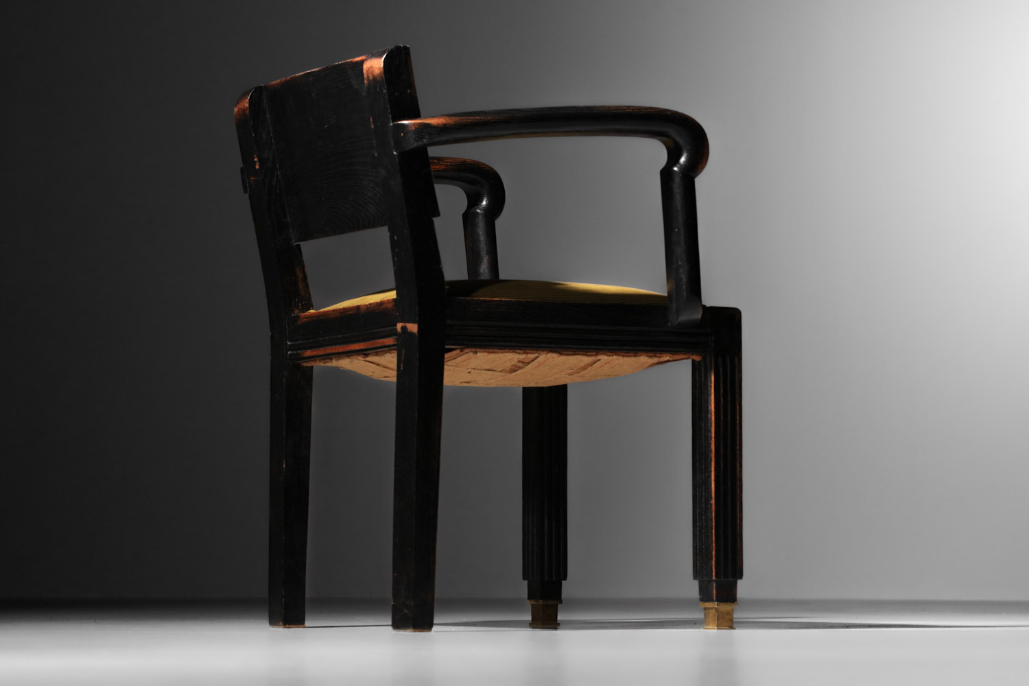 chaise de bureau avec accoudoirs en chêne noirci années 40 - J438 chaise de bureau avec accoudoirs en chêne noirci années 40 - J438