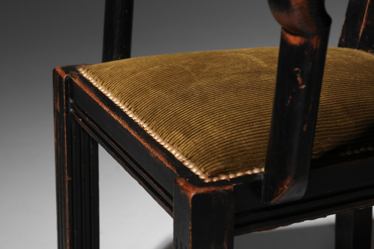 chaise de bureau avec accoudoirs en chêne noirci années 40 - J438 chaise de bureau avec accoudoirs en chêne noirci années 40 - J438