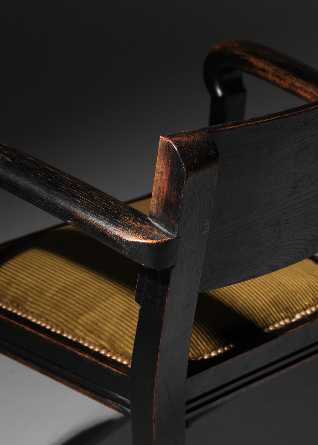 chaise de bureau avec accoudoirs en chêne noirci années 40 - J438 chaise de bureau avec accoudoirs en chêne noirci années 40 - J438