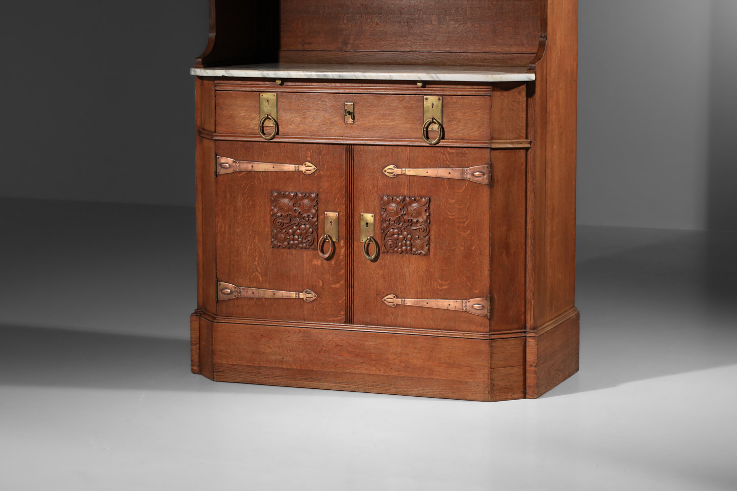 Buffet Art Nouveau en chêne à double structure, style Art & Crafts, années 1920 - J367 Buffet Art Nouveau en chêne à double structure, style Art & Crafts, années 1920 - J367