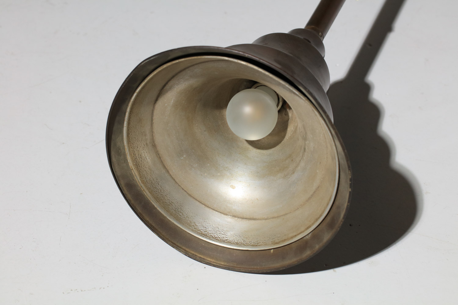 lampadaire italien des années 30 40 en cuivre patiné G197 lampadaire italien des années 30 40 en cuivre patiné G197