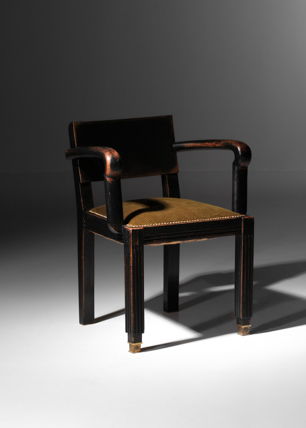 chaise de bureau avec accoudoirs en chêne noirci années 40 - J438 chaise de bureau avec accoudoirs en chêne noirci années 40 - J438