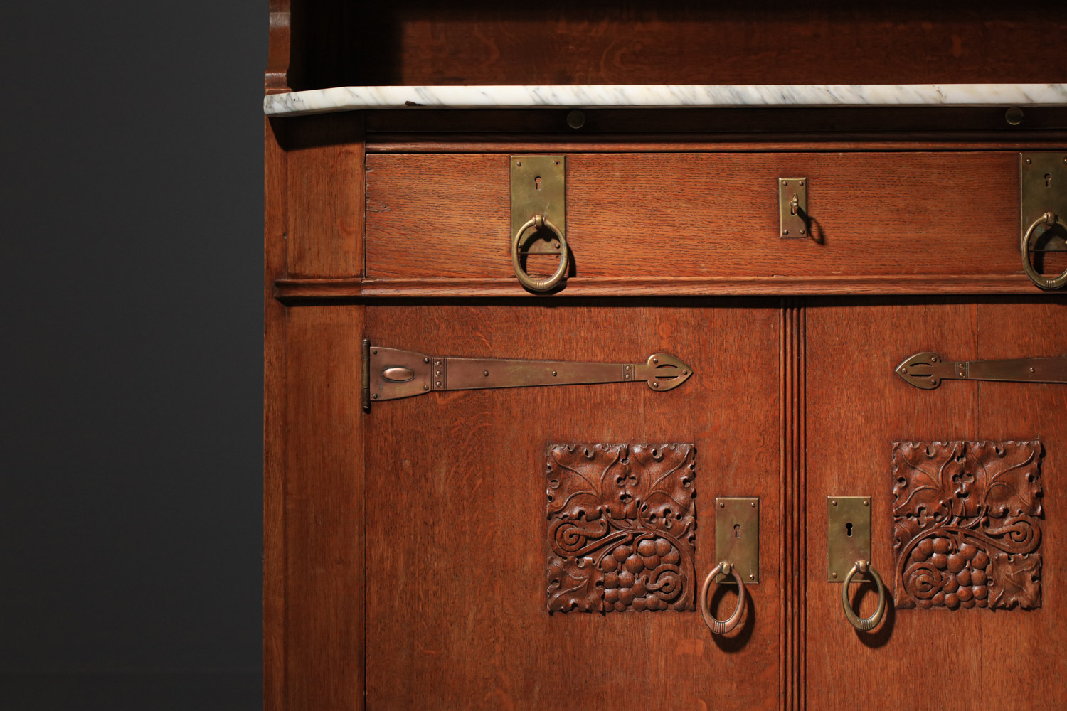 Buffet Art Nouveau en chêne à double structure, style Art & Crafts, années 1920 - J367 Buffet Art Nouveau en chêne à double structure, style Art & Crafts, années 1920 - J367