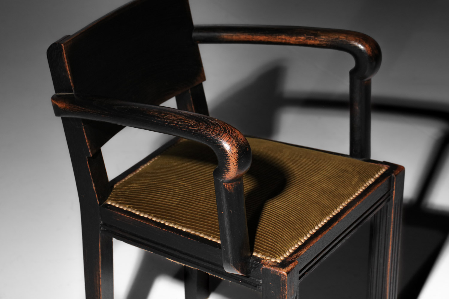 chaise de bureau avec accoudoirs en chêne noirci années 40 - J438 chaise de bureau avec accoudoirs en chêne noirci années 40 - J438