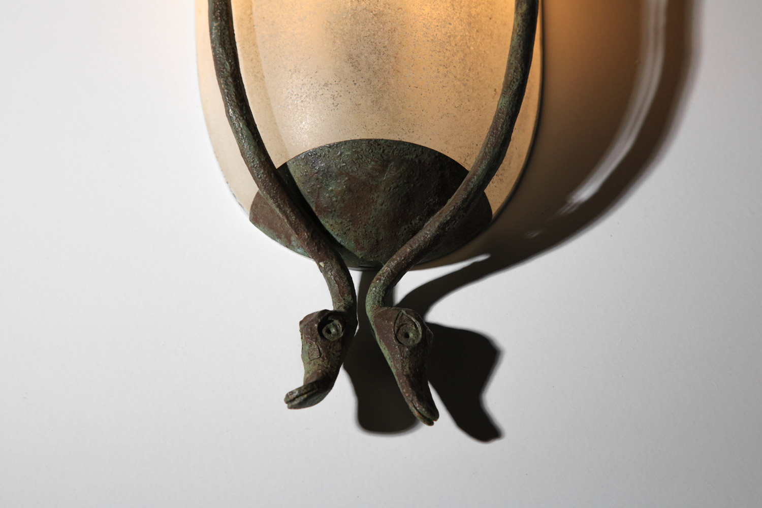 paire d'appliques italiennes en verre et métal patiné style Seguso têtes de cygnes - J335 paire d'appliques italiennes en verre et métal patiné style Seguso têtes de cygnes - J335
