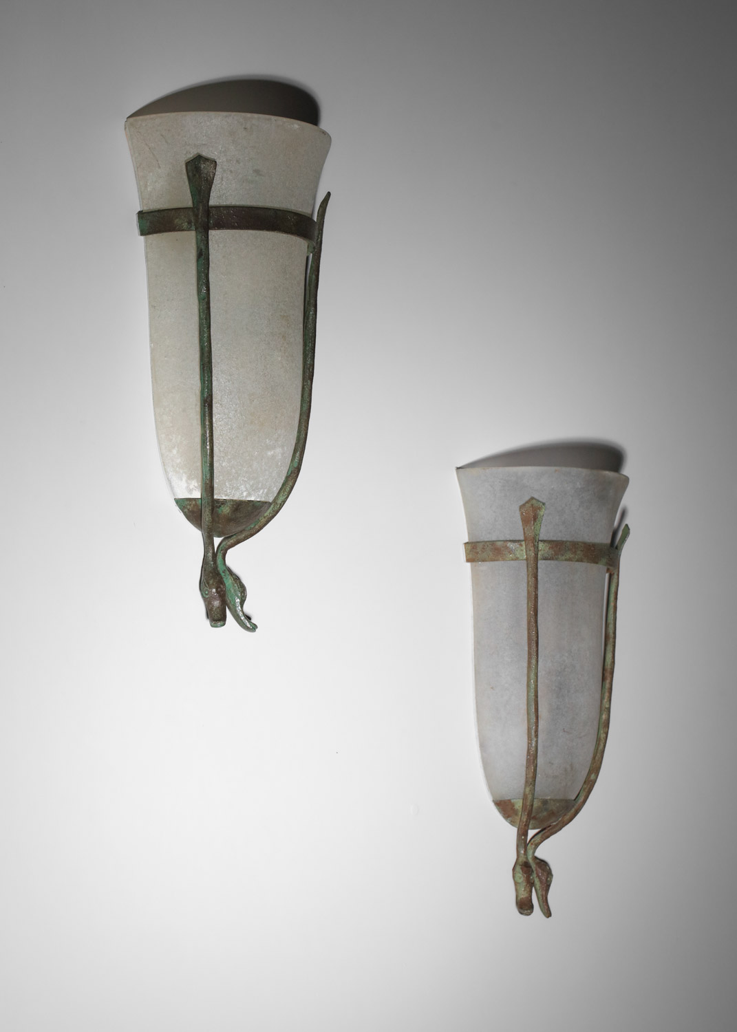 paire d'appliques italiennes en verre et métal patiné style Seguso têtes de cygnes - J335 paire d'appliques italiennes en verre et métal patiné style Seguso têtes de cygnes - J335