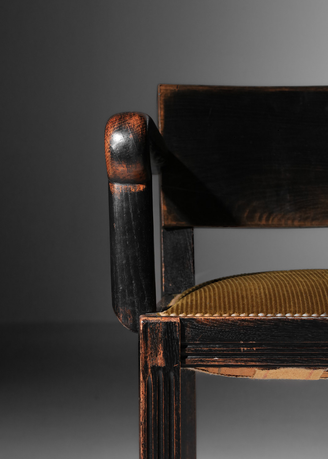 chaise de bureau avec accoudoirs en chêne noirci années 40 - J438 chaise de bureau avec accoudoirs en chêne noirci années 40 - J438