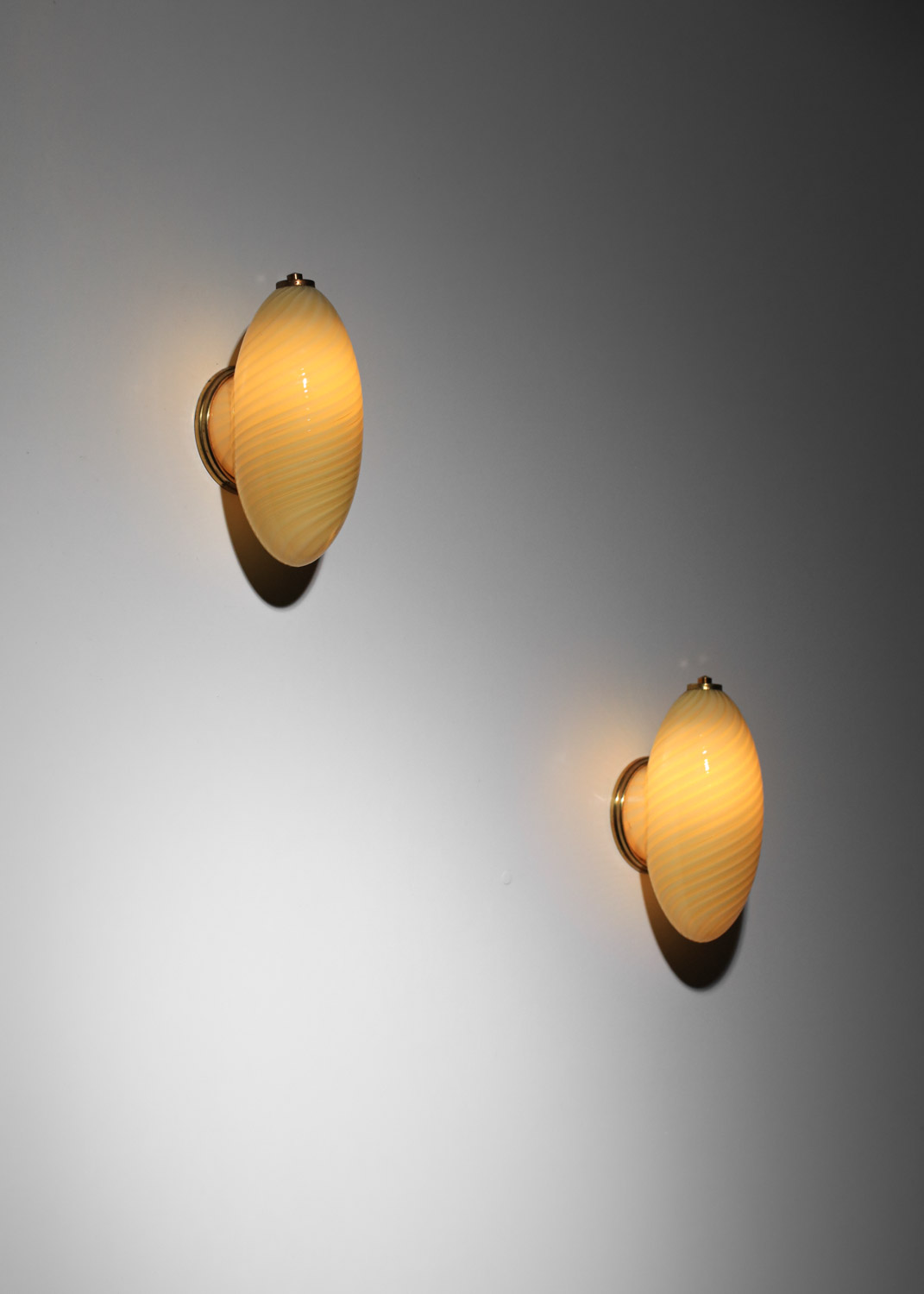 paire d'appliques italiennes verre de murano torssadé des années 60 beige - J633 paire d'appliques italiennes verre de murano torssadé des années 60 beige - J633