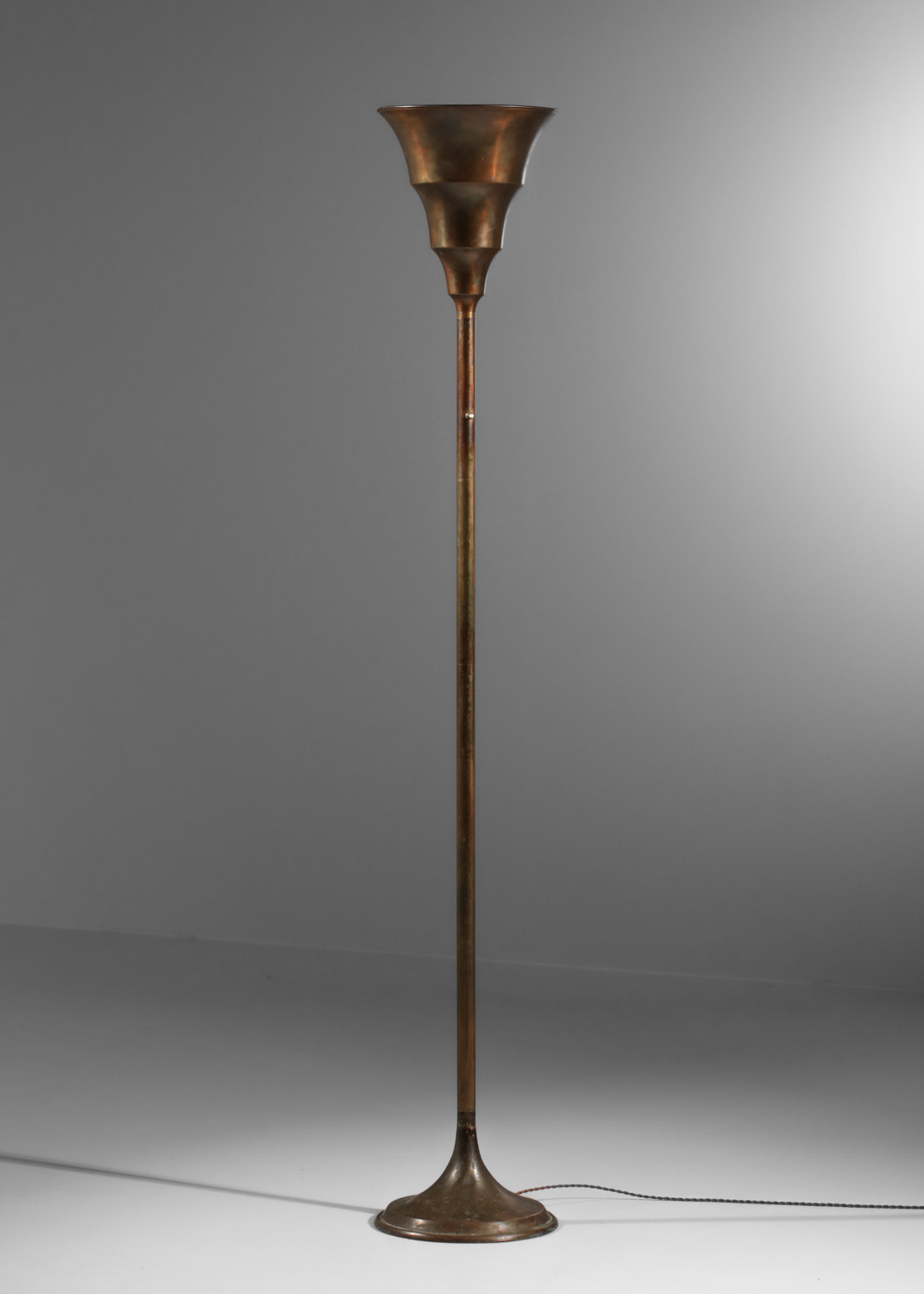 lampadaire italien des années 30 40 en cuivre patiné G197 lampadaire italien des années 30 40 en cuivre patiné G197